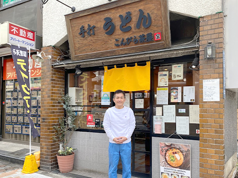 店先に立つ店主